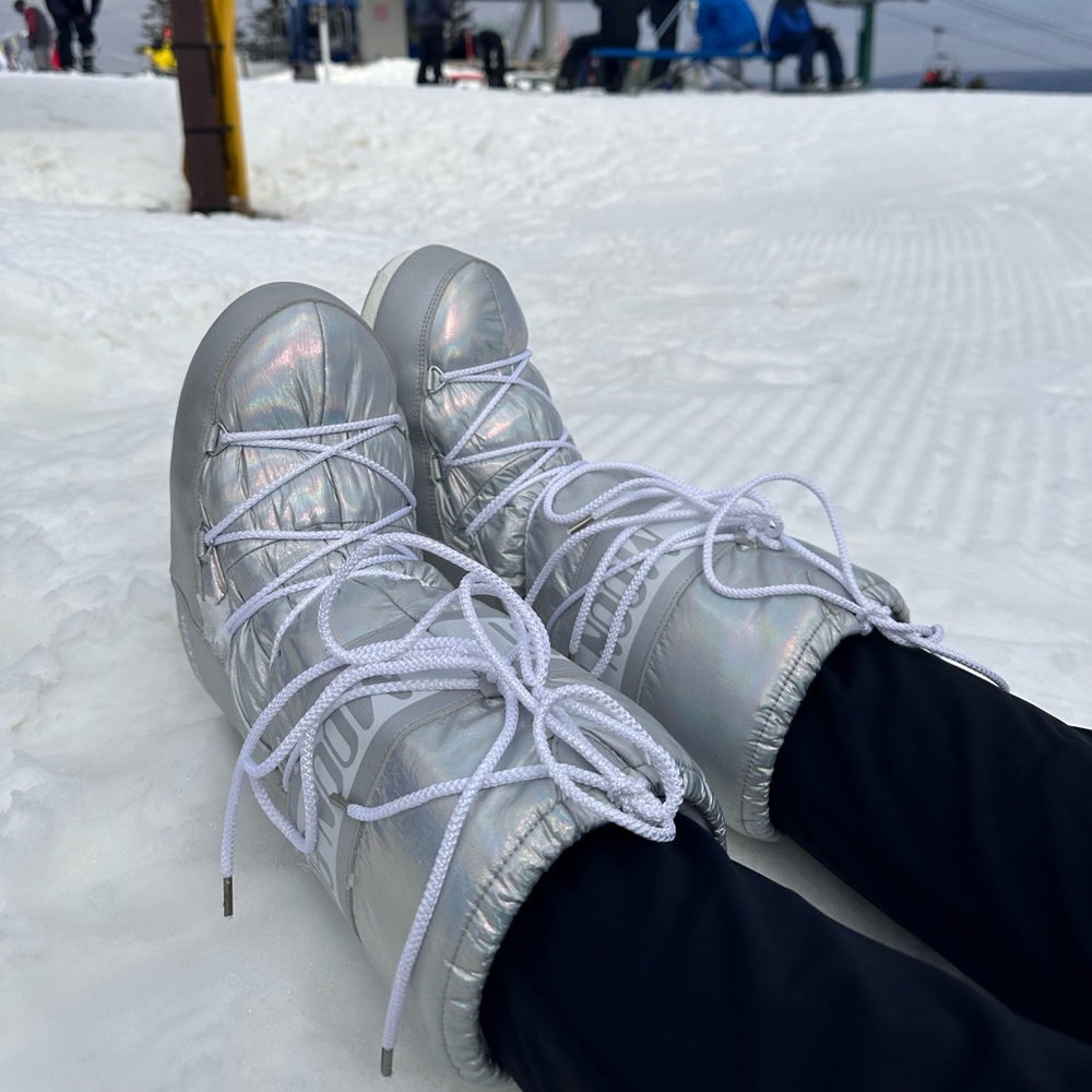 MOON BOOT ICON METALLIC-SILVER BOOTS Holographic Silver Rainbow Snow Boots